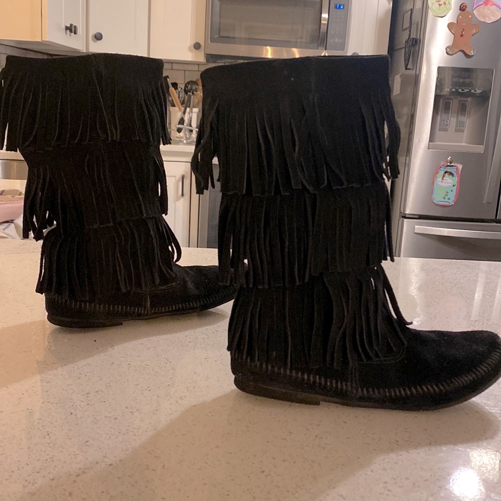 Black fringe Minnetonka boots - Picture 6 of 16